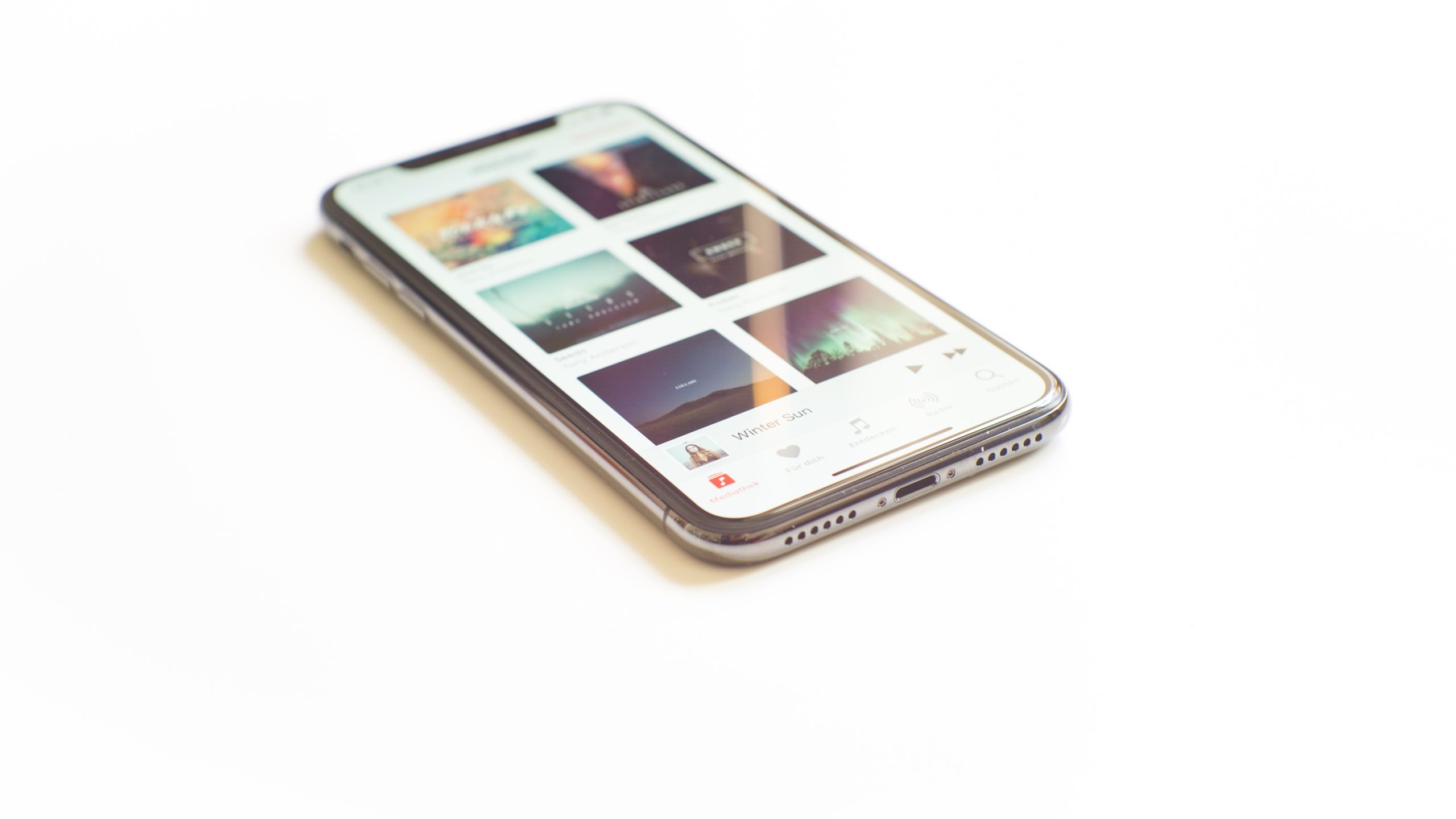 iPhone X con Display Acceso sul Menu di Apple Music