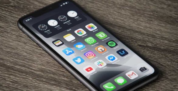 iPhone 11 con il display acceso sulla schermata principale