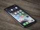 iPhone 11 con il display acceso sulla schermata principale