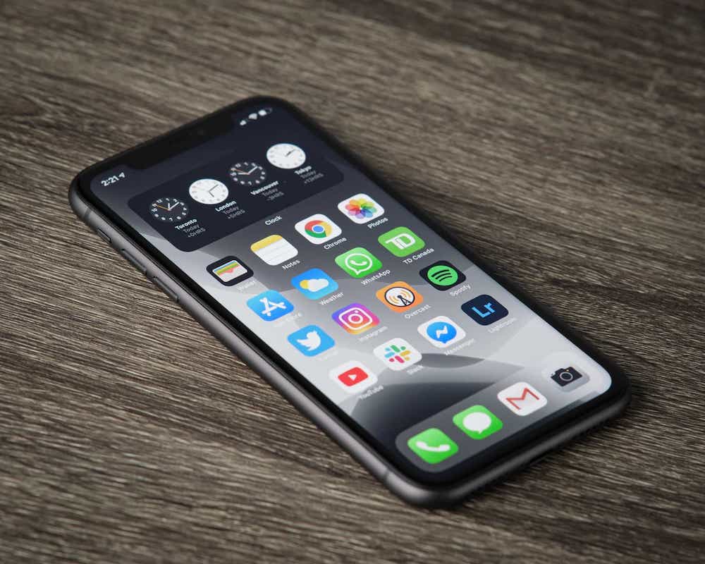 iPhone 11 con il display acceso sulla schermata principale